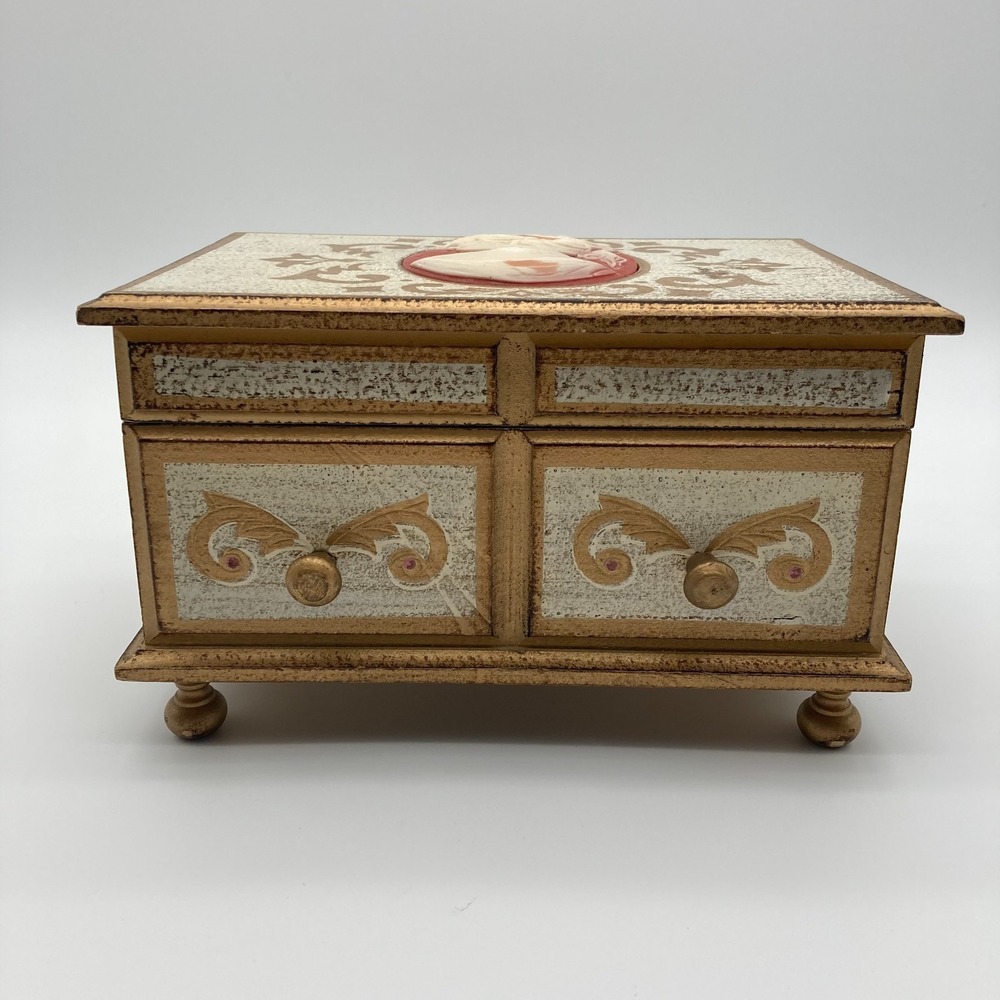 Vintage 1960s Hollywood Regency Music Box - Cameo Gold French Provincial Jewelry - Picture 5 of 12